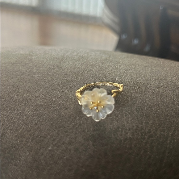 Elegant Gold and Cream Floral Ring - Picture 9 of 10